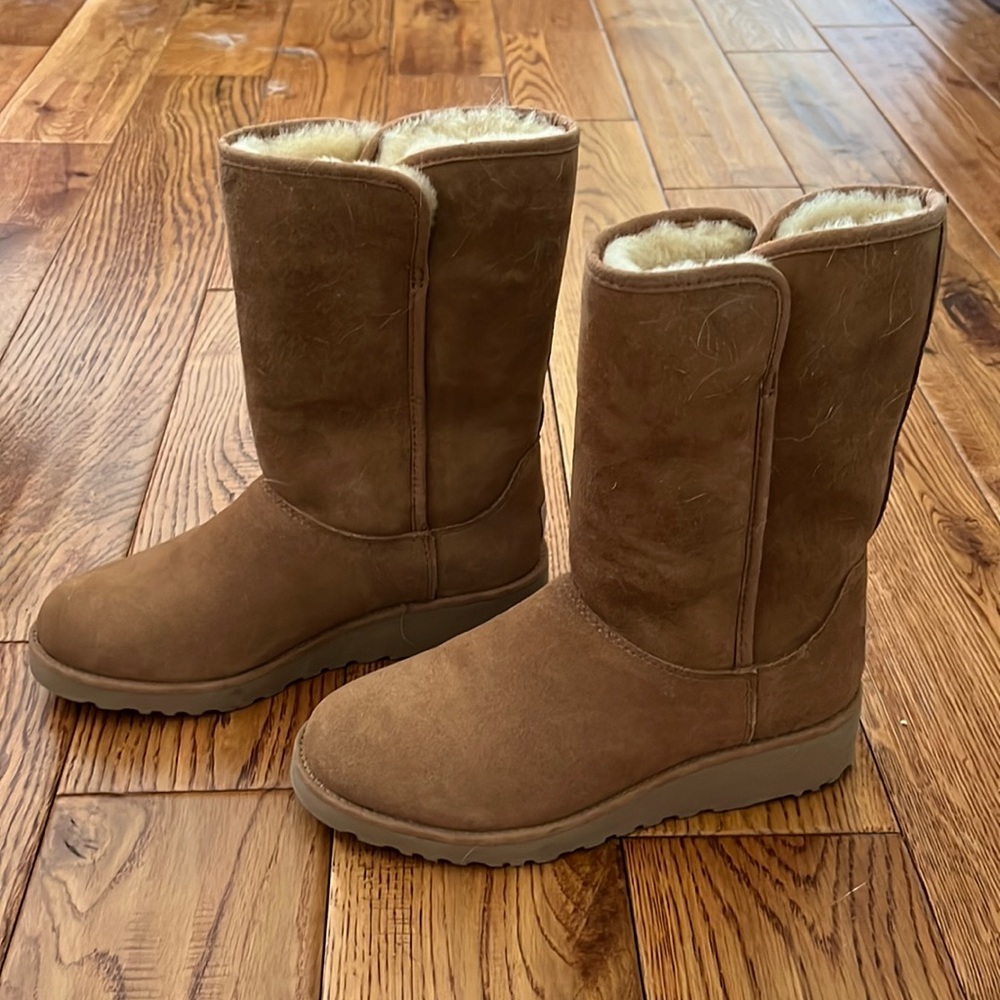UGG boot with slight wedge - classic!